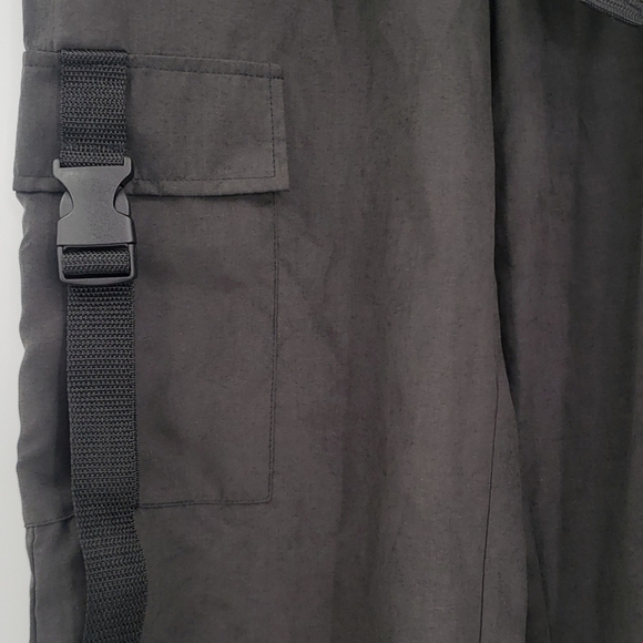 PrettyLittleThing black cargo detail joggers - Picture 5 of 10